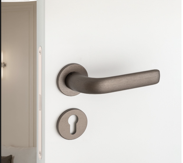 System Riven Fırçalı Füme Rozetli Kapı Kolu (HA274RO22 ELX1) - 1